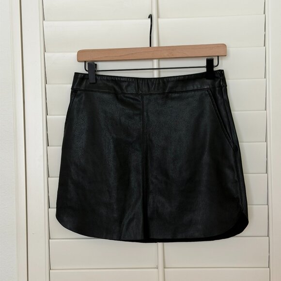 Black Curved Hem Faux Leather Mini Skirt Size M Forever 21 - Picture 2 of 5